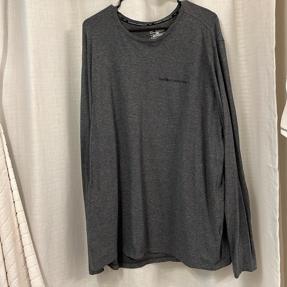 UNDER ARMOUR Heat Gear Loose Fit Long Sleeved Tee in Gray & Black Micro Stripes